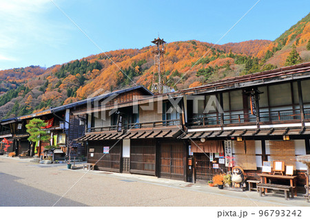 中山道木曽路　奈良井宿の町並み 96793242