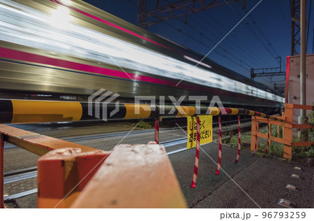 京王線　夕焼け　光跡　踏切　点滅　通勤電車　電車　スピード感 96793259