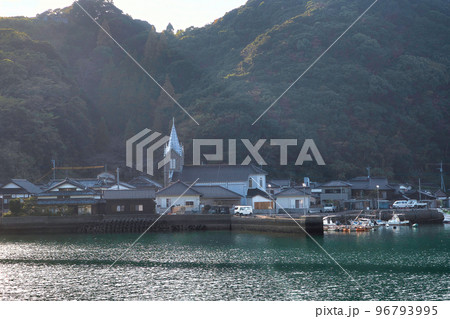 崎津集落とカトリック﨑津教会の自然風景（熊本県天草市） 96793995