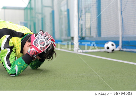 失点に悲しむゴールキーパーの男性 失点に悲しむゴールキーパーの男性 96794002