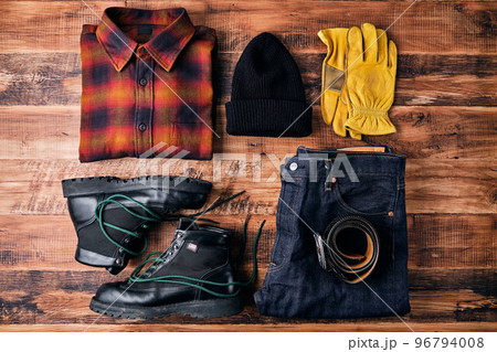 木製テーブルの上のフランネルシャツとジーンズ 96794008