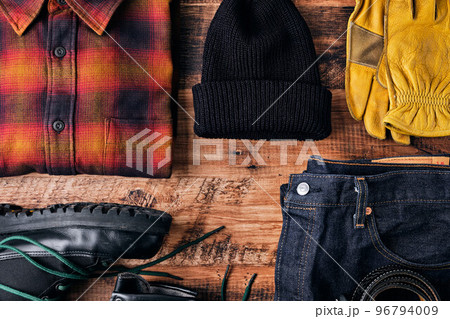 木製テーブルの上のフランネルシャツとジーンズ 96794009