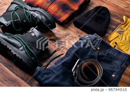 木製テーブルの上のフランネルシャツとジーンズ 木製テーブルの上のフランネルシャツとジーンズ 96794010