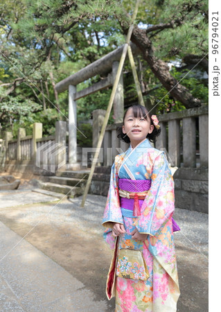 七五三で神社に参拝する7歳の女の子 96794021