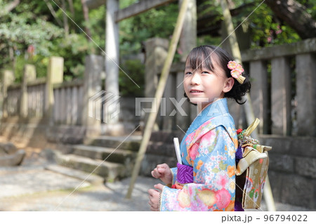 七五三で神社に参拝する7歳の女の子 96794022