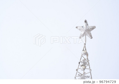 銀色の素材で作られた雪の結晶で飾られたクリスマスツリーのインテリア 銀色の素材で作られた雪の結晶で飾られたクリスマスツリーのインテリア 96794729