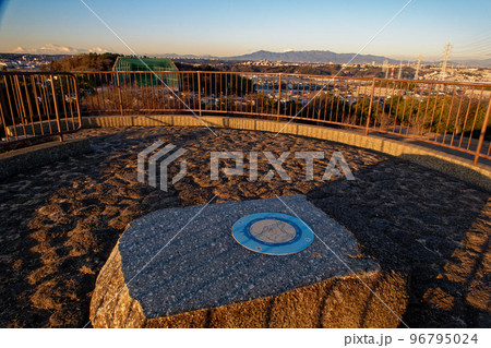 港北ニュータウン・川和富士から見る富士山と丹沢の山並み 96795024