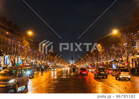 パリ　クリスマスのシャンゼリゼ通り　※一部ソフトフォーカス 96795192