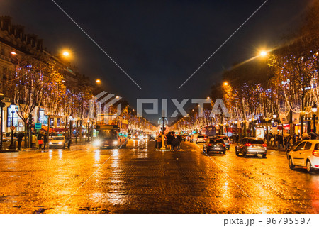 パリ クリスマスのシャンゼリゼ通り パリ クリスマスのシャンゼリゼ通り 96795597