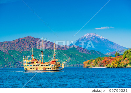 (神奈川県)秋の芦ノ湖 遊覧船と富士山 (神奈川県)秋の芦ノ湖 遊覧船と富士山 96796021