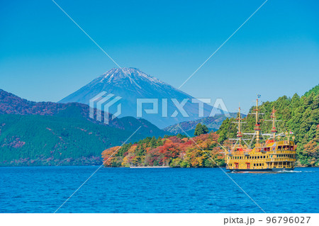 （神奈川県）秋の芦ノ湖　遊覧船と富士山 96796027