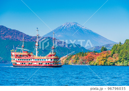 （神奈川県）秋の芦ノ湖　遊覧船と富士山 96796035