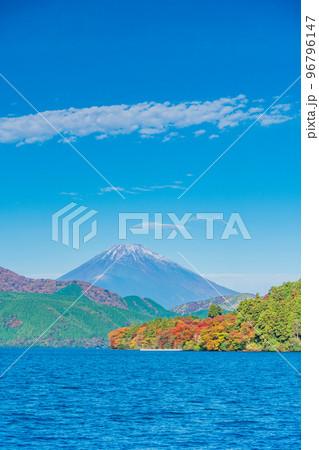 （神奈川県）紅葉した芦ノ湖畔と富士山 96796147