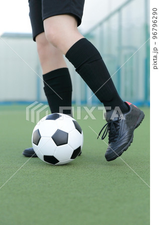 サッカーボールを蹴るゴールキーパーの男性 96796290