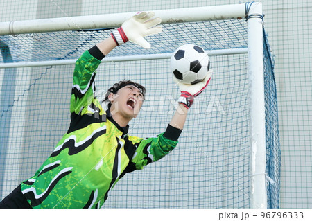 サッカーゴールを守るキーパーの男性 96796333