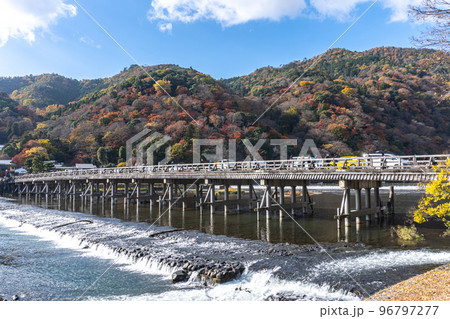 京都・渡月橋と紅葉 京都・渡月橋と紅葉 96797277