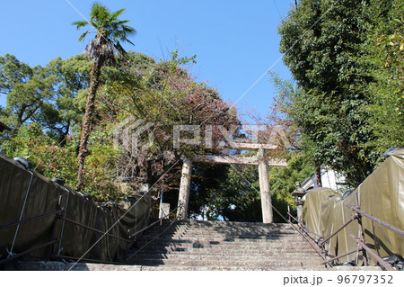室津のまちなみ 賀茂神社 参道と石鳥居 中段から 兵庫県たつの市御津町室津 室津のまちなみ 賀茂神社 参道と石鳥居 中段から 兵庫県たつの市御津町室津 96797352