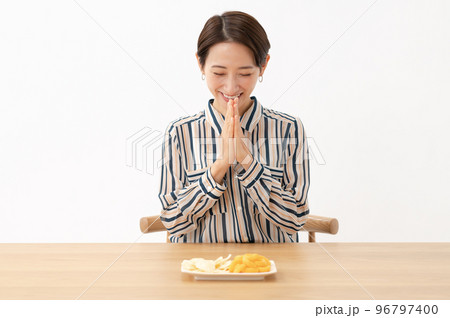 お菓子を食べる女性 96797400