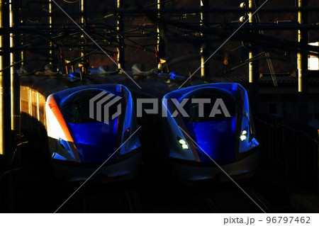 カーブを駆け抜ける北陸新幹線　E7系 96797462