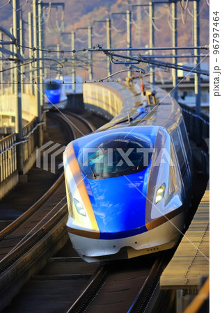 カーブを駆け抜ける北陸新幹線 E7系 カーブを駆け抜ける北陸新幹線 E7系 96797464