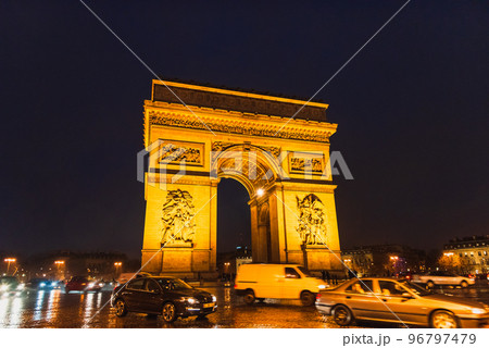 パリ　エトワール凱旋門　夜景 96797479