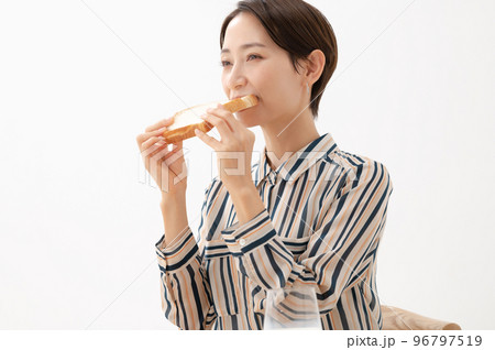 食パンを食べる女性 96797519