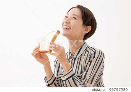 食パンを食べる女性 96797520