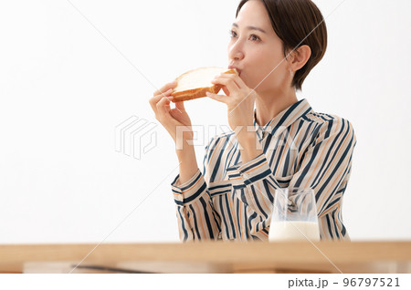 食パンを食べる女性 96797521