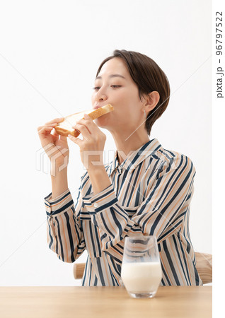 食パンを食べる女性 96797522