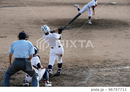 打球を放つ左打者（高校野球） 96797711
