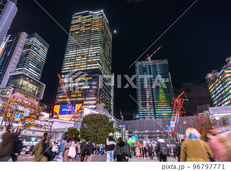 日本の東京都市景観 師走の街に早くも巨大クリスマスツリーが点灯（桜丘口再開発のビルに）＝12月2日 96797771