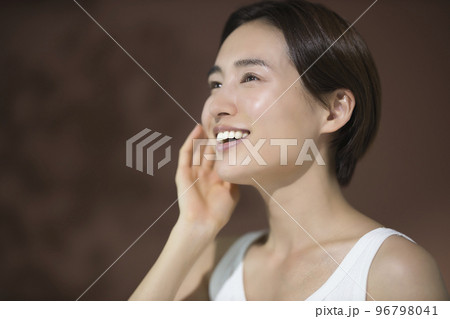 若い女性　ビューティー 96798041