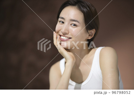 若い女性　ビューティー　 96798052