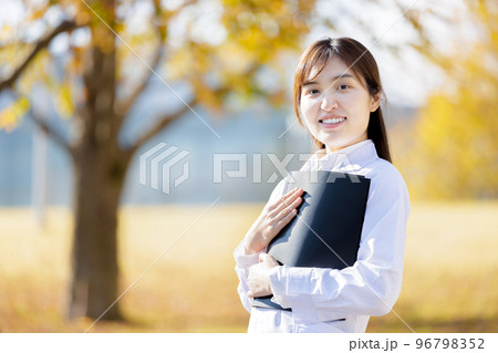 白衣を着た研究生の女性 白衣を着た研究生の女性 96798352