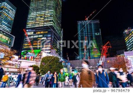 日本の東京都市景観 師走の街に早くも巨大クリスマスツリーが点灯（桜丘口再開発のビルに）＝12月2日 96798479