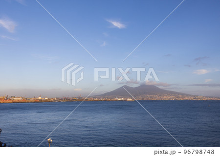 イタリア、ナポリ、ヴェスヴィオ火山とナポリ湾の風景 96798748