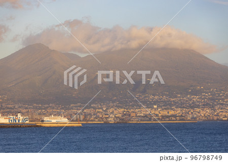 イタリア、ナポリ、ヴェスヴィオ火山とナポリ湾の風景 イタリア、ナポリ、ヴェスヴィオ火山とナポリ湾の風景 96798749