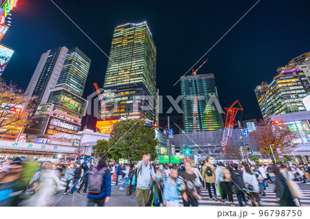 日本の東京都市景観 師走の街に早くも巨大クリスマスツリーが点灯（桜丘口再開発のビルに）＝12月2日 96798750