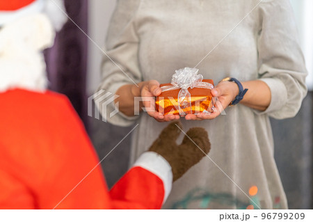 クリスマス サンタクロースからのサプライズ プレゼント クリスマス サンタクロースからのサプライズ プレゼント 96799209