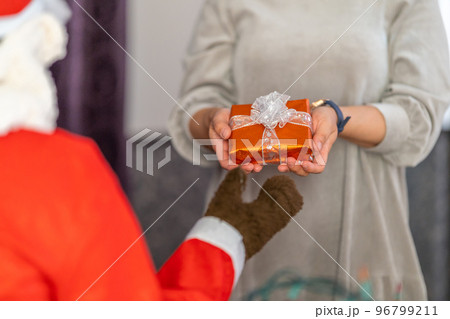 クリスマス サンタクロースからのサプライズ プレゼント クリスマス サンタクロースからのサプライズ プレゼント 96799211