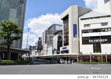 京都河原町駅前(四条河原町)の街並み 96799328