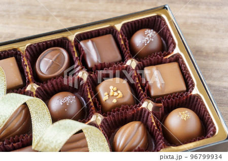 バレンタインのアソートチョコとリボン バレンタインのアソートチョコとリボン 96799934