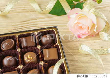 バレンタインのアソートチョコとバラの花 バレンタインのアソートチョコとバラの花 96799935