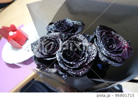 記念日にケーキと花束を　黒い薔薇ラメ付き 96801715