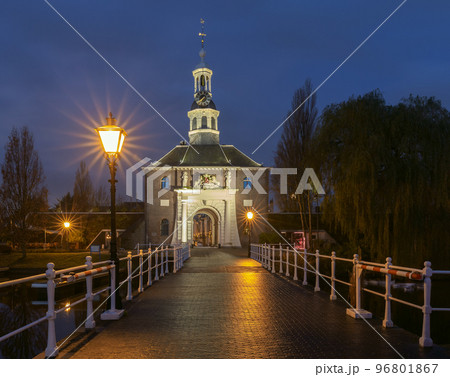 The old city gate Zijlpoort in Leiden at sunrise. 96801867