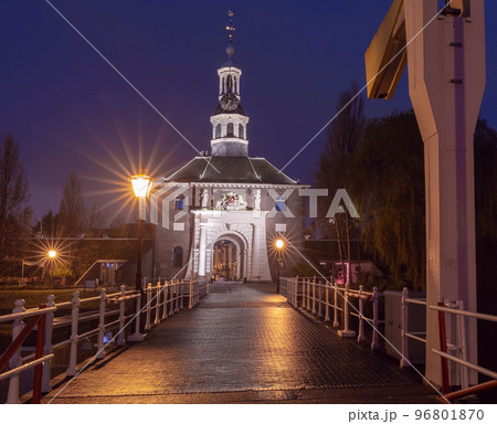 The old city gate Zijlpoort in Leiden at sunrise. 96801870