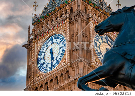 Close up view of the Big Ben clock tower and horse statue monument in the foreground. Amazing details after renovation of the Big Ben. Close up view of the Big Ben clock tower and horse statue monument in the foreground. Amazing details after renovation of the Big Ben. 96802812