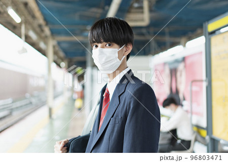 駅のホームで電車を待つ男子高校生 96803471
