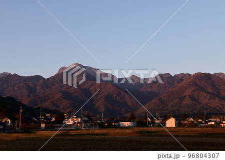 北杜市白州町、明け行く南アルプス甲斐駒ケ岳と麓の街並み 96804307