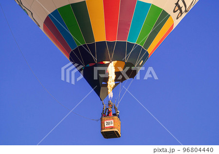 快晴の空を飛行する熱気球 96804440